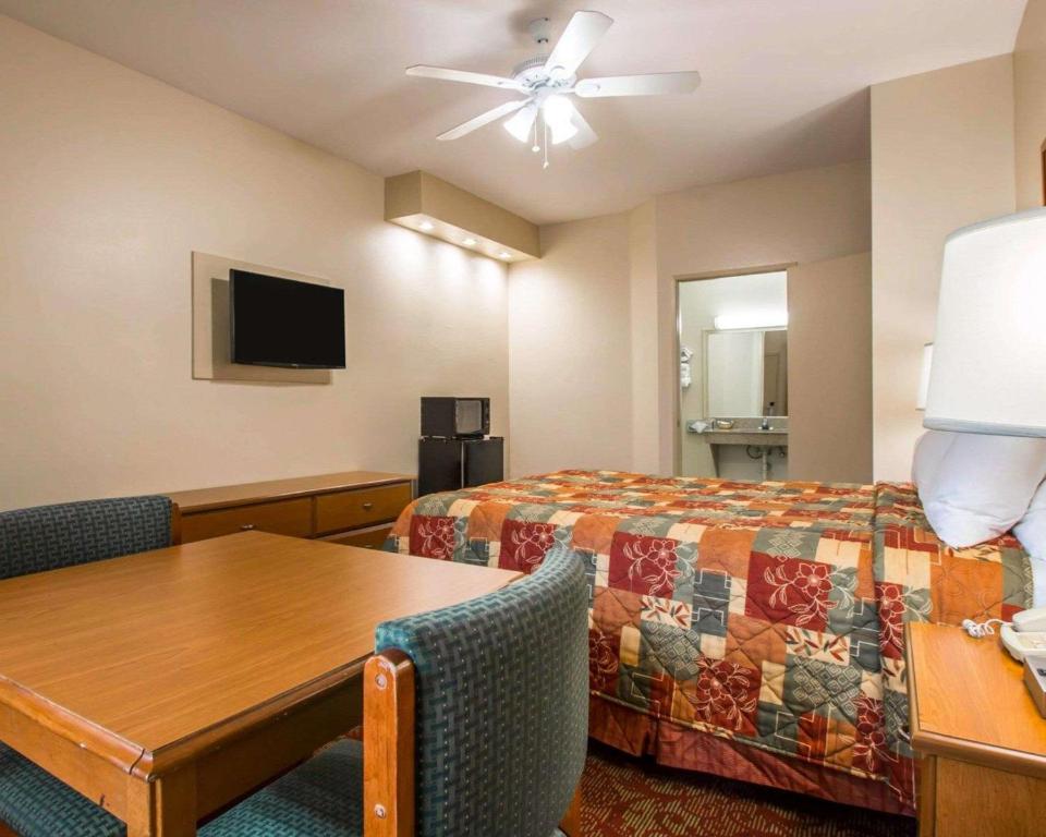 Rodeway Inn Encinitas North - Quarto Queen-staen Padrão Com Chuveiro De Roll-in-acessível/não Fumante