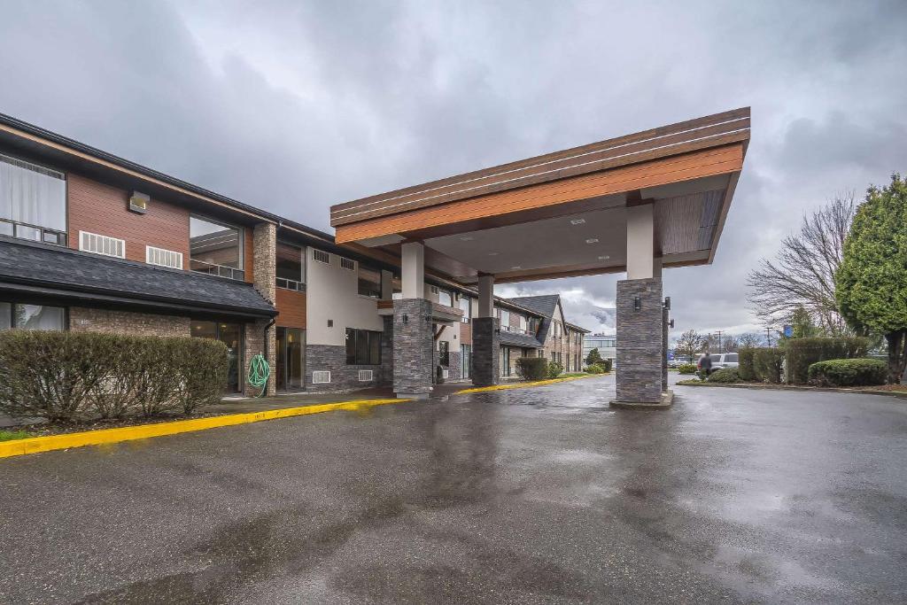 an empty parking lot in front of a building at Comfort Inn Chilliwack in Chilliwack