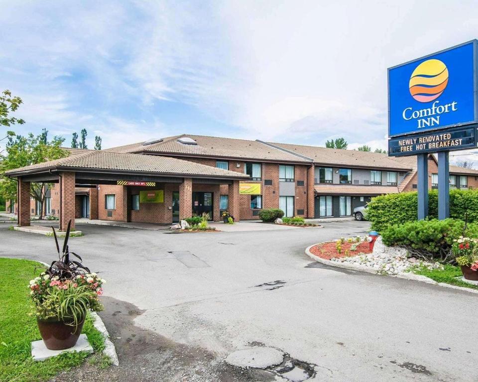 un hotel con un cartello di fronte a un edificio di Comfort Inn a Campbellton