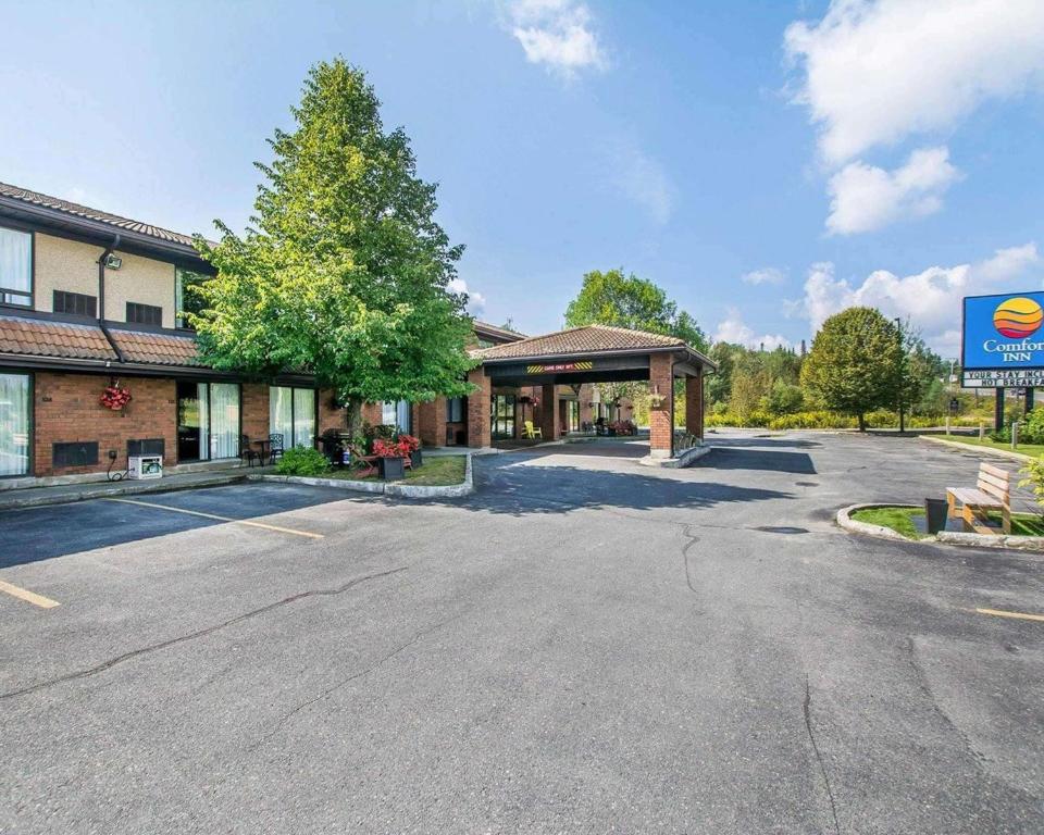 ein leerer Parkplatz vor einem Hotel in der Unterkunft Comfort Inn Kirkland Lake in Kirkland Lake