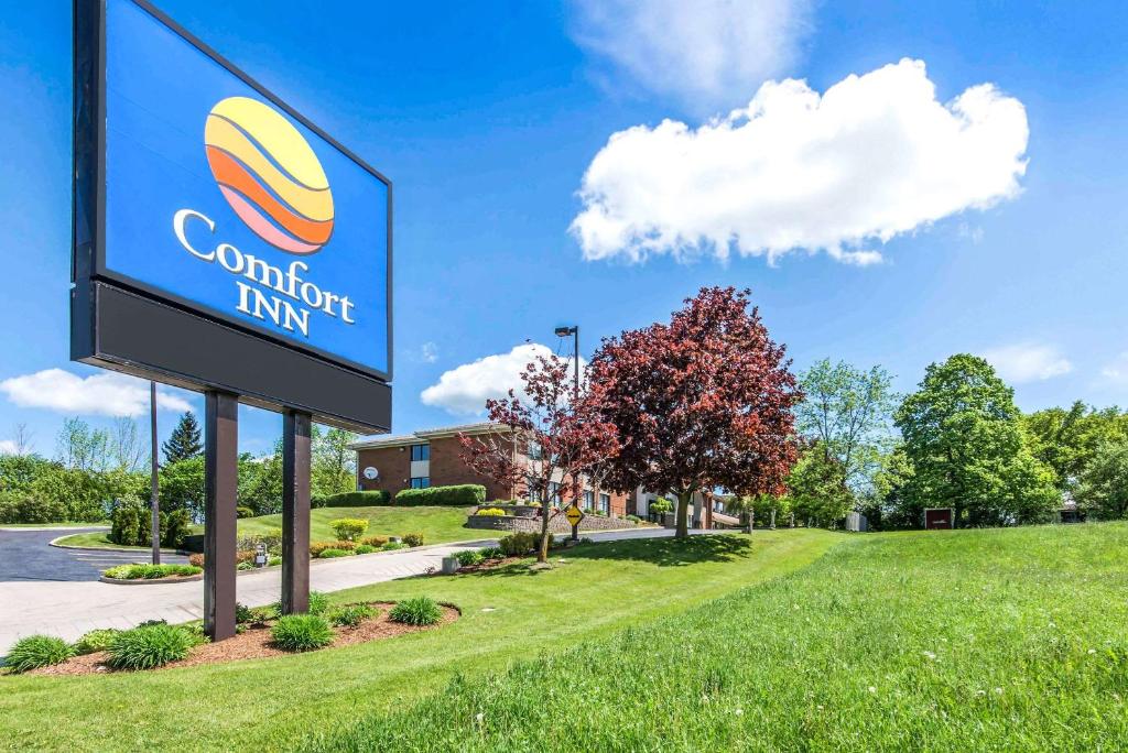 een bord voor een comfort inn op een gazon bij Comfort Inn in Owen Sound