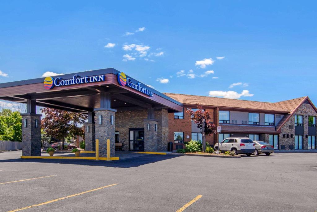 um edifício de pousada da Carolina com um carro estacionado num parque de estacionamento em Comfort Inn St. Catharines Niagara em St. Catharines