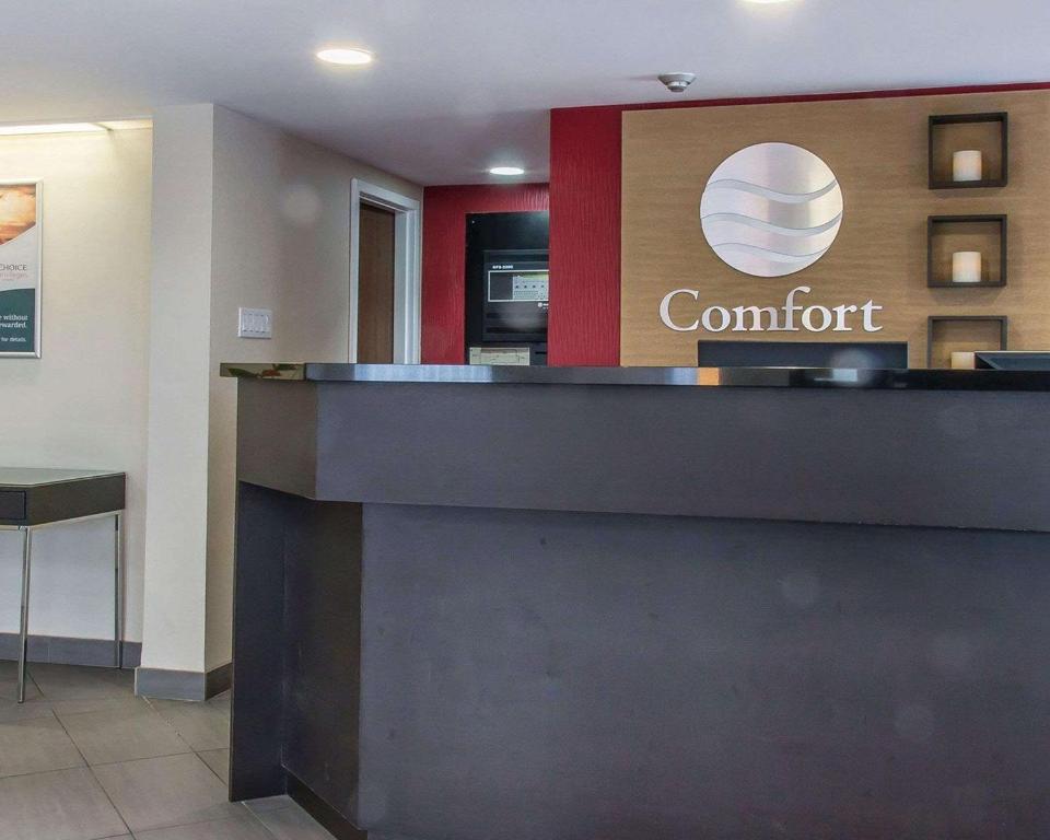 a restaurant with a counter with a sign on it at Comfort Inn Thunder Bay in Thunder Bay