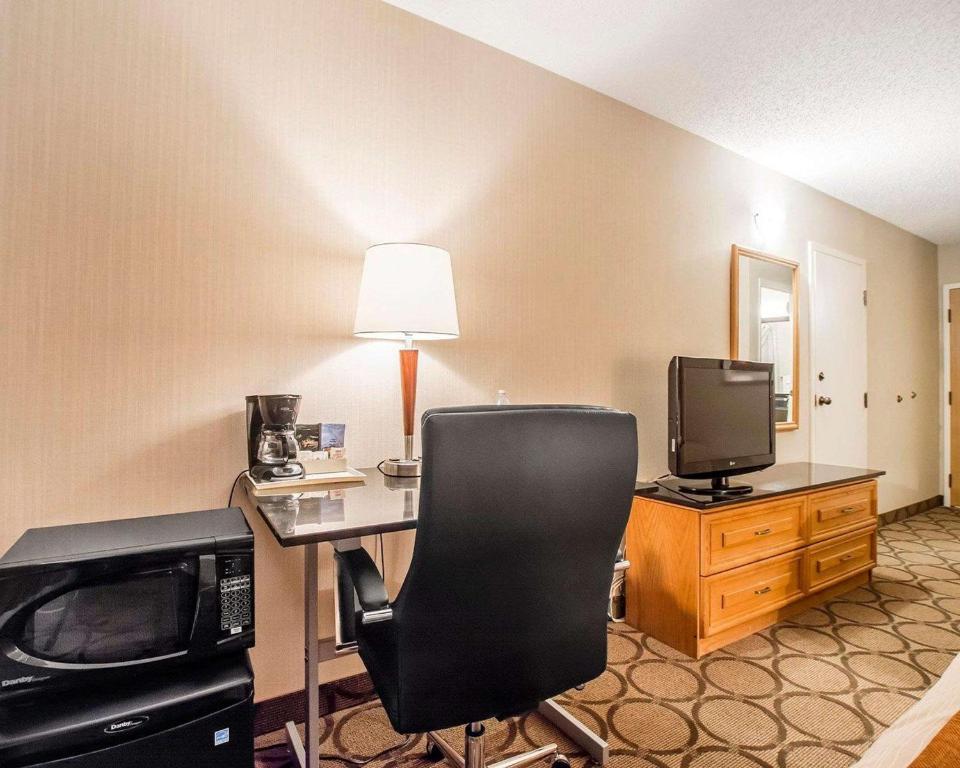 TV a/nebo společenská místnost v ubytování Comfort Inn