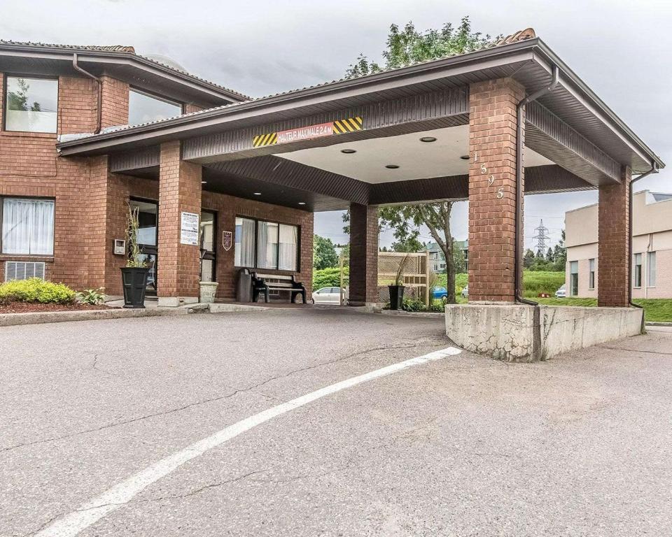 an empty parking lot in front of a building at Comfort Inn in Saguenay