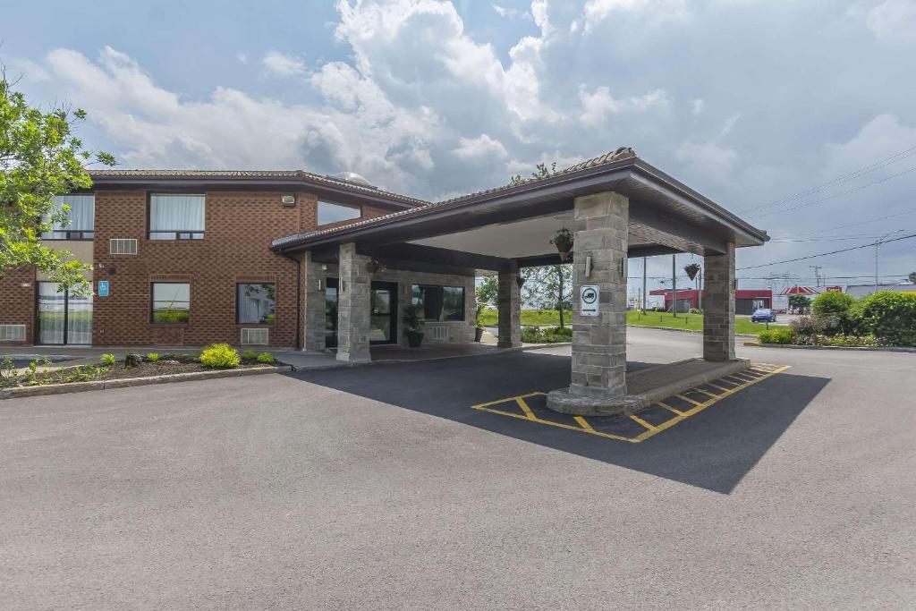 un estacionamiento frente a un edificio en Comfort Inn Levis, en Lévis