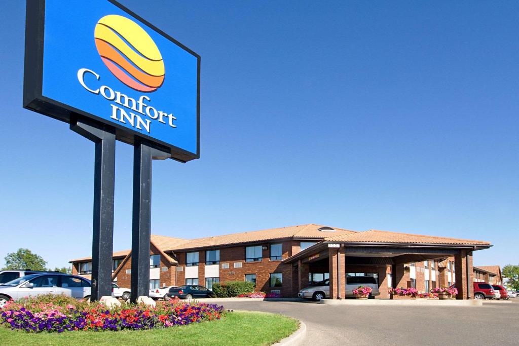 a sign for a hotel in front of a building at Comfort Inn Regina in Regina