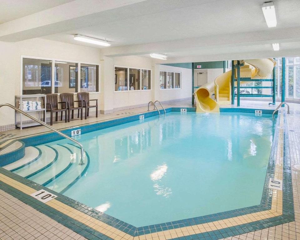 Bazén v ubytování Comfort Inn & Suites University nebo v jeho okolí