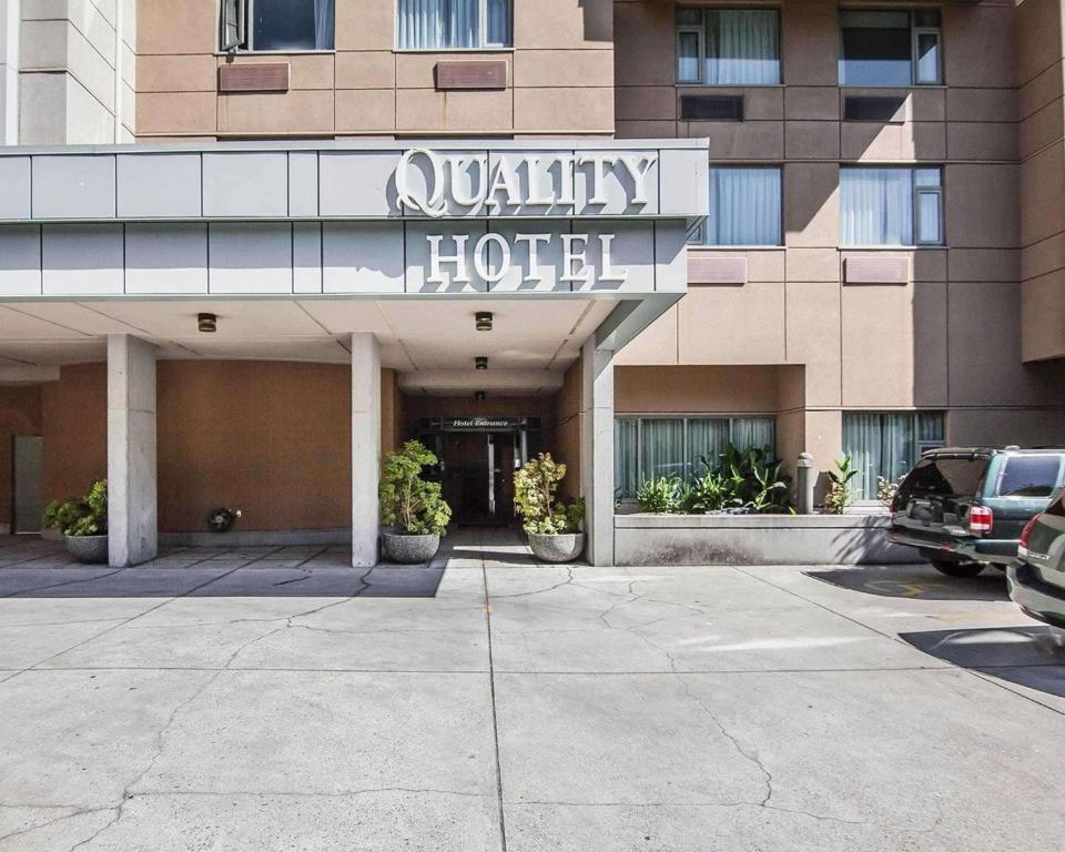 un hotel con un parcheggio di fronte di Quality Hotel Airport - South a Richmond