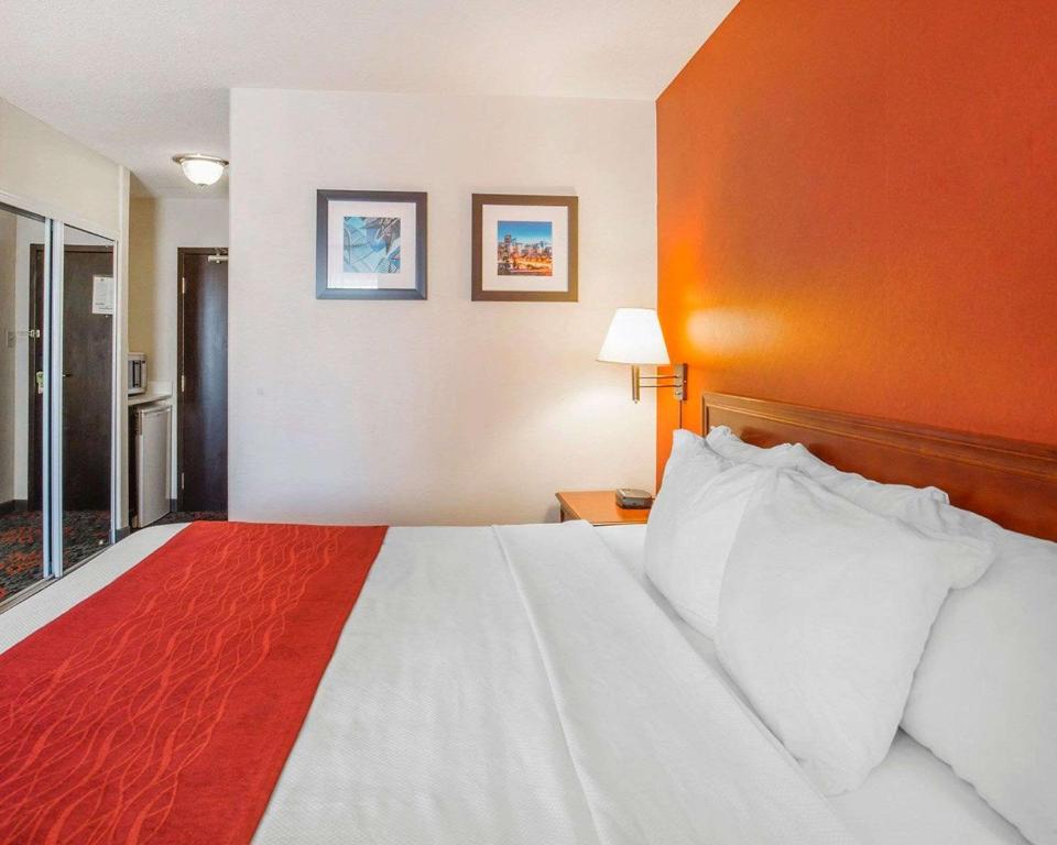 Postel nebo postele na pokoji v ubytování Comfort Inn & Suites University