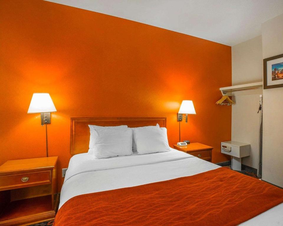 Postel nebo postele na pokoji v ubytování Comfort Inn & Suites University