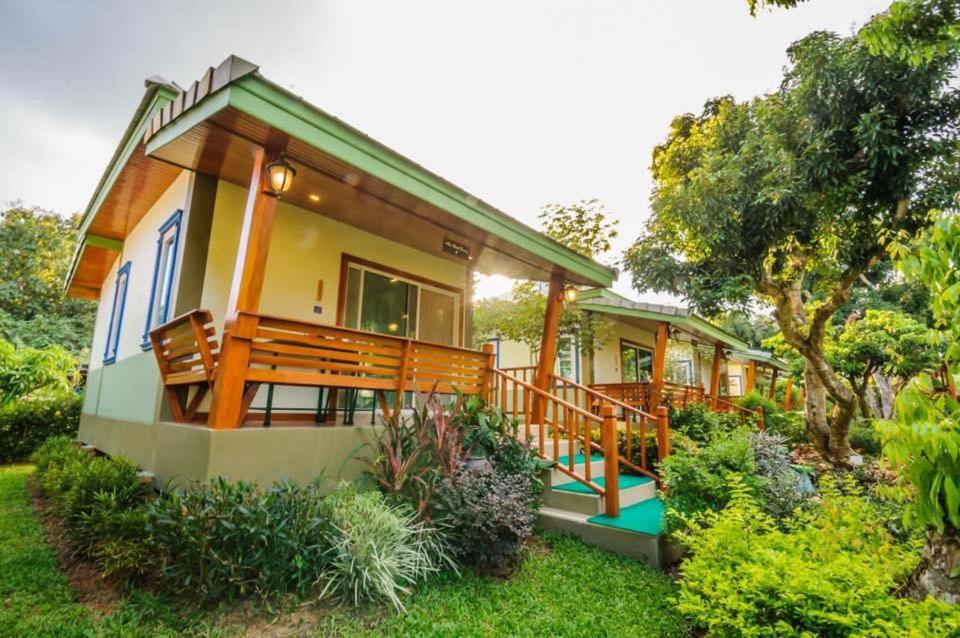 uma casa com uma varanda e um quintal em ม่อนชมดอย em Chiang Dao