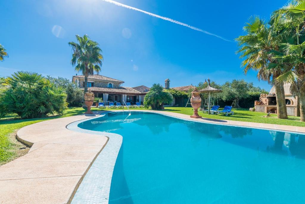 una piscina con passerella accanto a una casa di Villa GAMUNDI a Muro