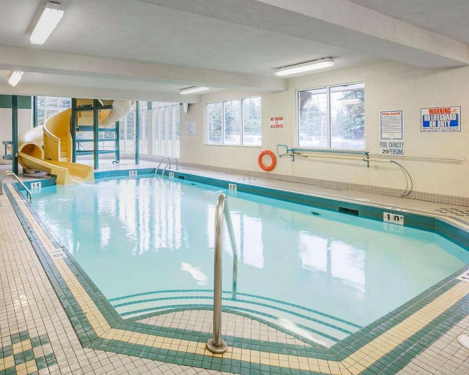 Bazén v ubytování Comfort Inn & Suites University nebo v jeho okolí