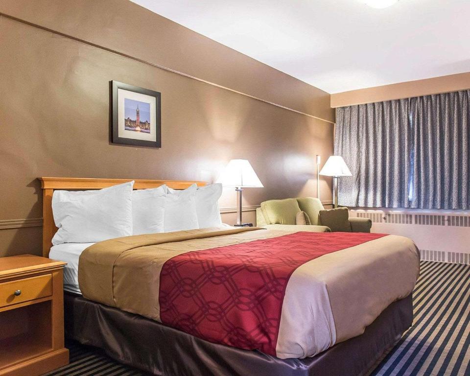 Postel nebo postele na pokoji v ubytování Econo Lodge Downtown