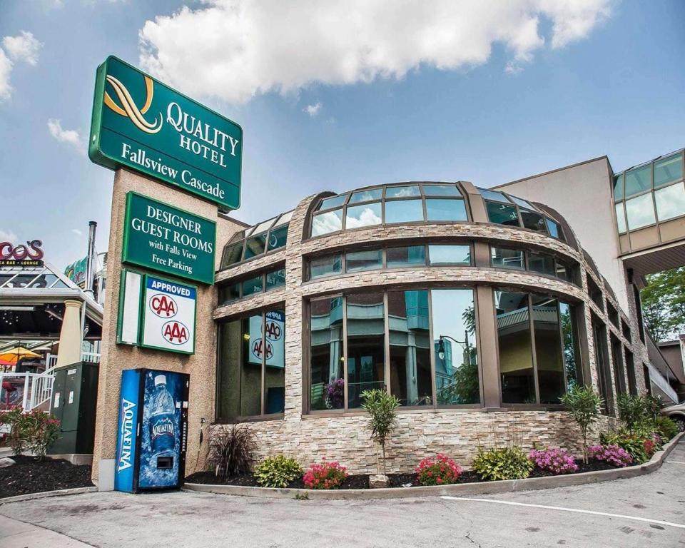 un edificio con una señal delante de él en Quality Hotel Fallsview Cascade, en Niagara Falls