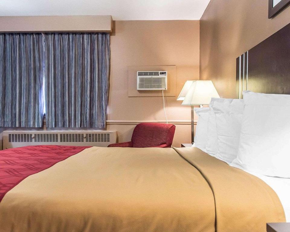 Postel nebo postele na pokoji v ubytování Econo Lodge Downtown