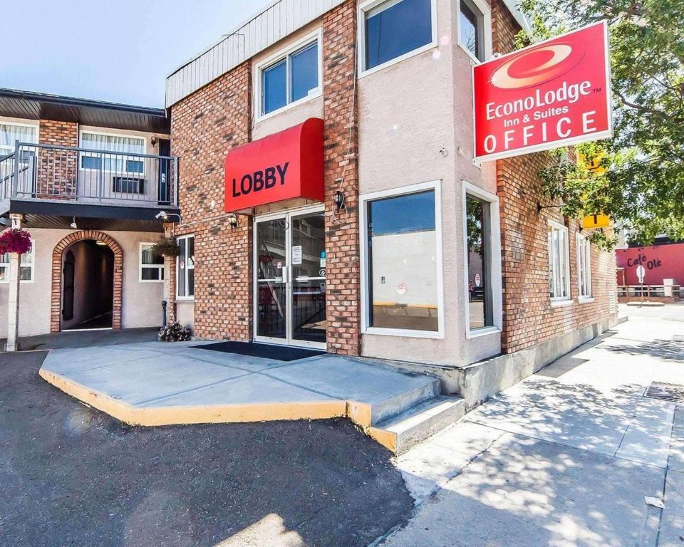 a store front of a brick building with a sign at Econo Lodge Inn & Suites Drumheller in Drumheller