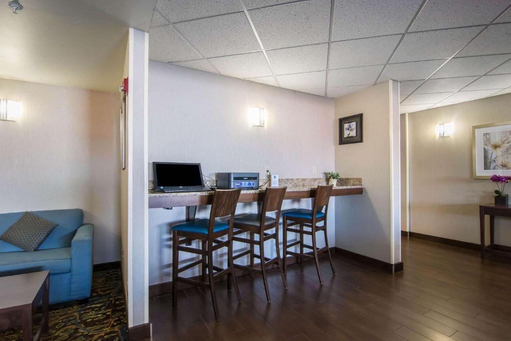 Comfort Inn & Suites Airport South - Resim 27