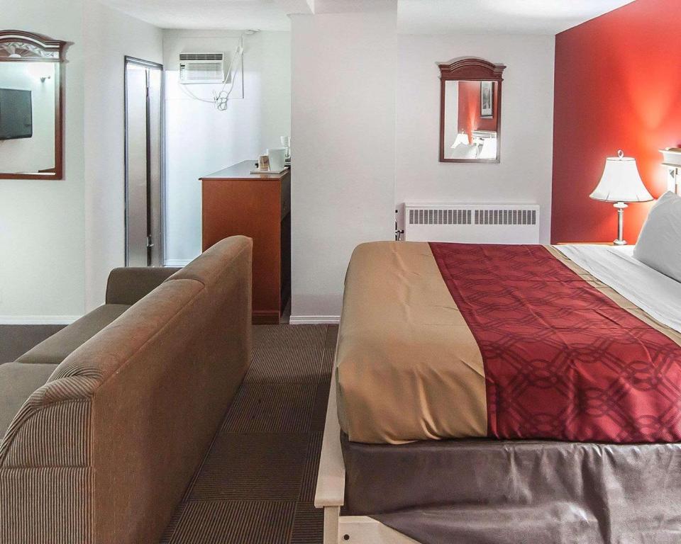 Postel nebo postele na pokoji v ubytování Econo Lodge Inn & Suites Drumheller