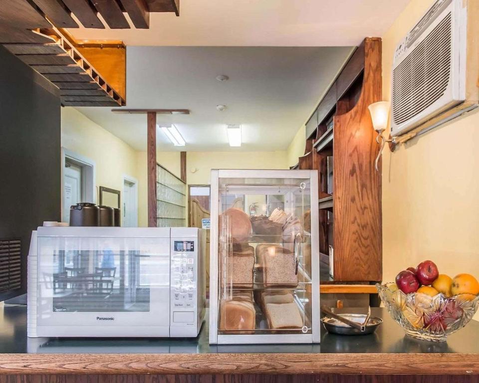 Kuchyň nebo kuchyňský kout v ubytování Econo Lodge Downtown