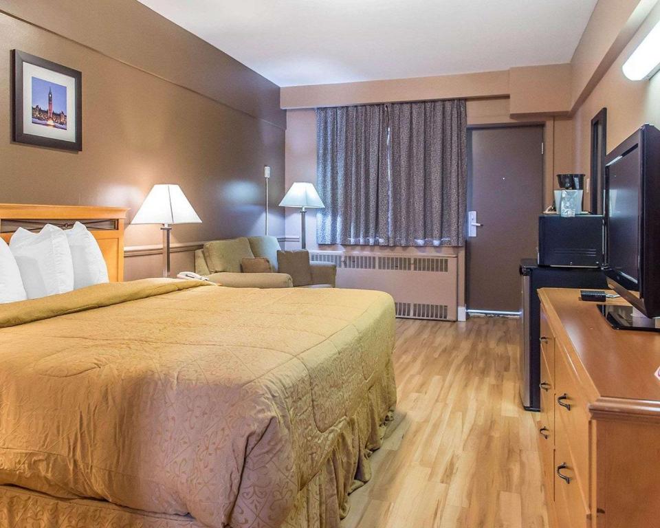 Postel nebo postele na pokoji v ubytování Econo Lodge Downtown