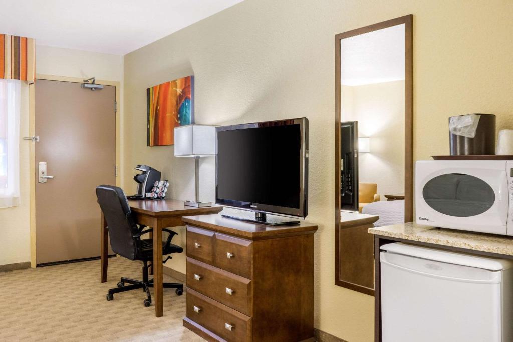 TV a/nebo společenská místnost v ubytování Quality Inn & Suites