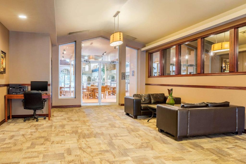 Posezení v ubytování Quality Inn & Suites