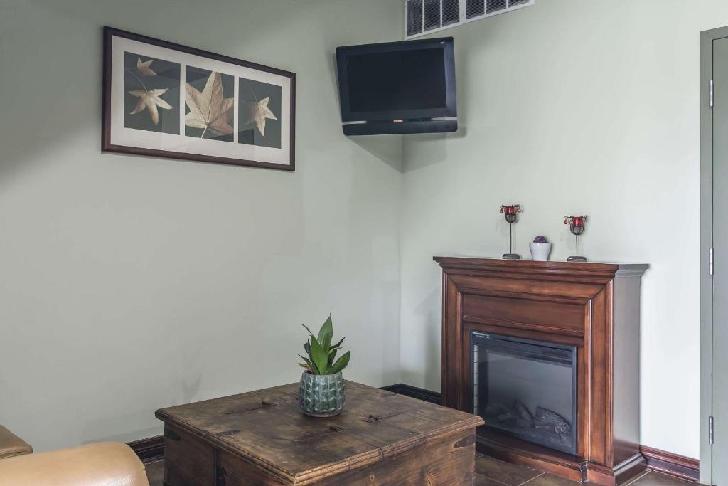 Een TV en/of entertainmentcenter bij Econolodge Huntsville
