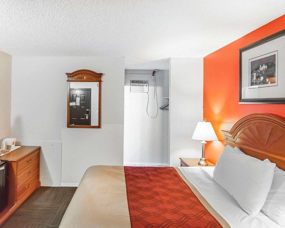 Postel nebo postele na pokoji v ubytování Econo Lodge Inn & Suites Drumheller