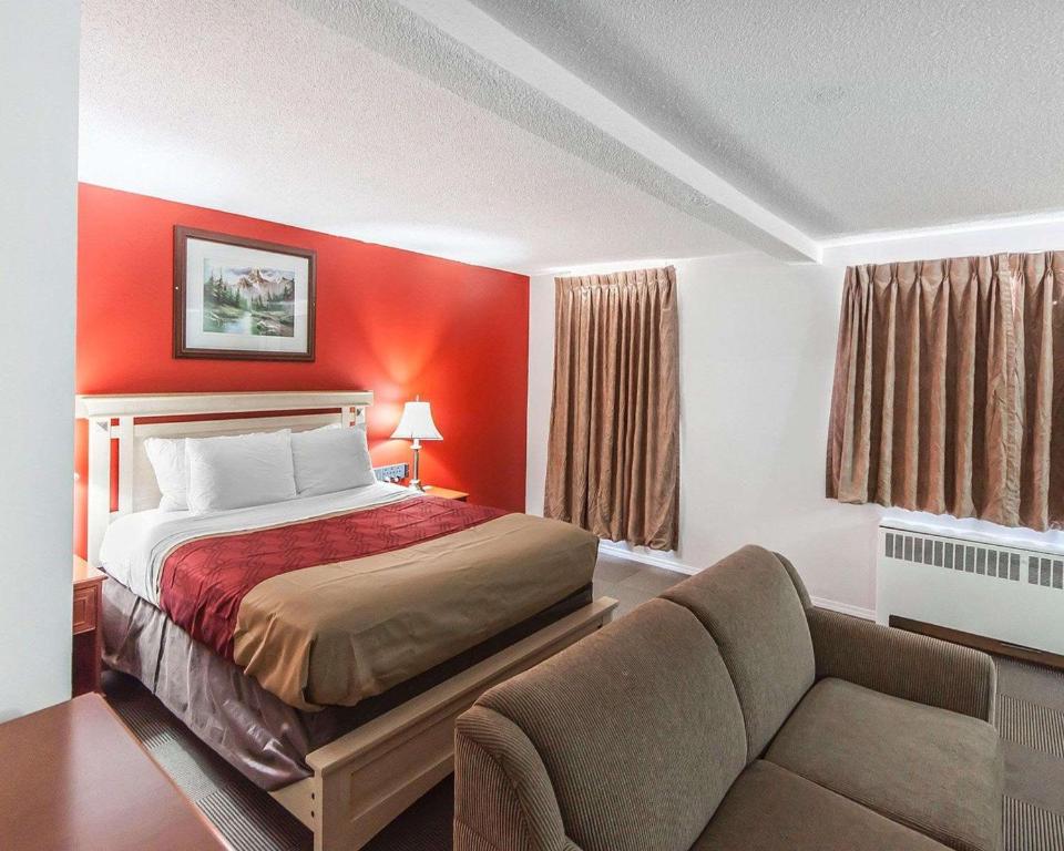 Postel nebo postele na pokoji v ubytování Econo Lodge Inn & Suites Drumheller