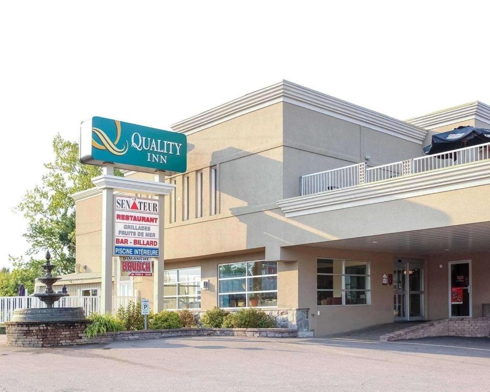 a building with a sign for a cullinilty bay at Quality Inn Mont-Laurier in Mont-Laurier