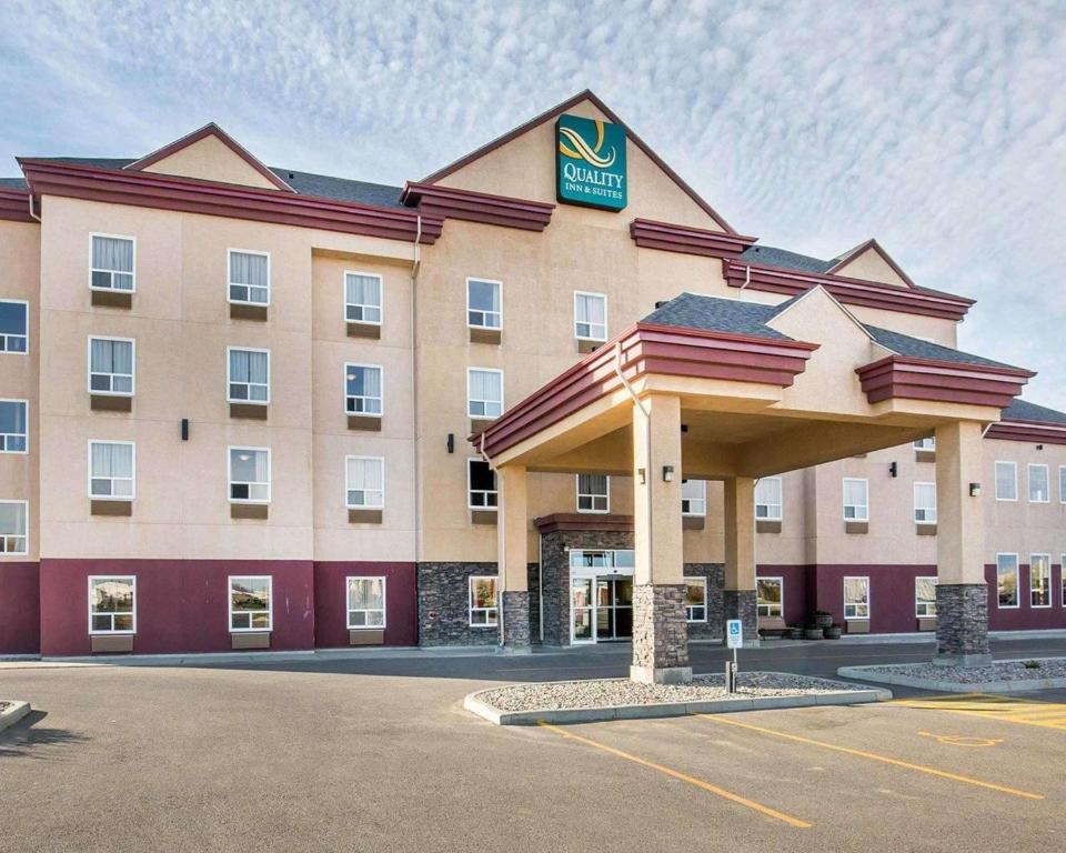 un hotel con un cartel en la parte delantera en Quality Inn & Suites Lethbridge, en Lethbridge