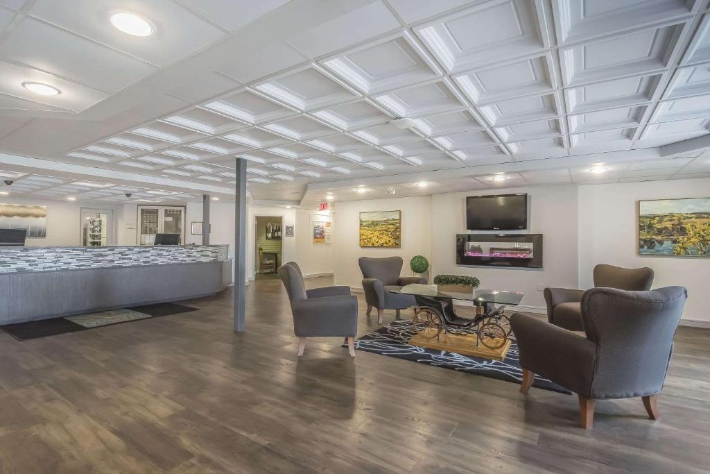TV a/nebo společenská místnost v ubytování Quality Inn West Edmonton
