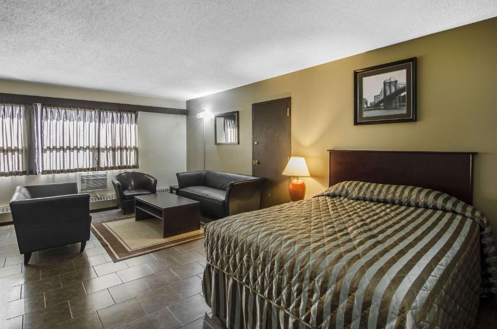 Econo Lodge Lloydminster - Queen Suite