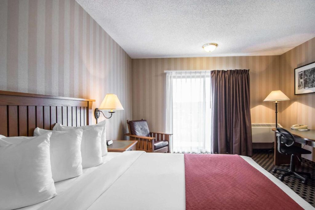 Postel nebo postele na pokoji v ubytování Quality Hotel