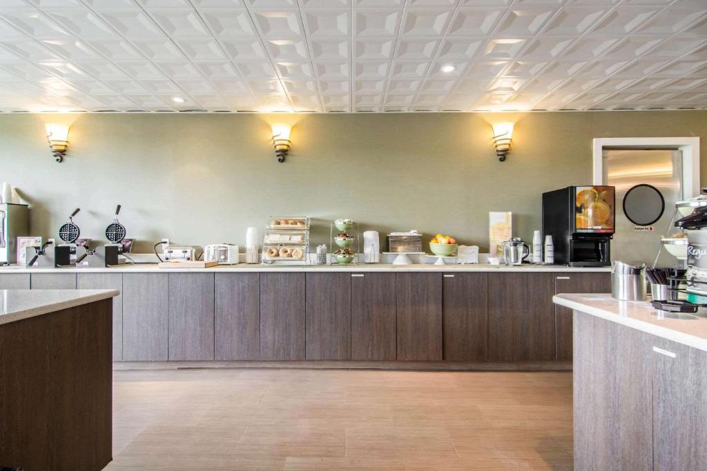 Kuchyň nebo kuchyňský kout v ubytování Quality Hotel