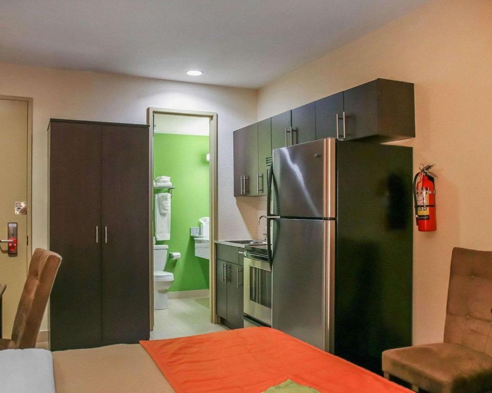 Kuchyň nebo kuchyňský kout v ubytování Econo Lodge