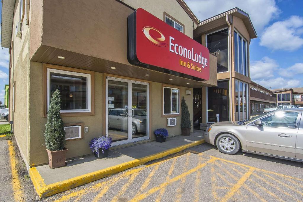 un edificio con un coche aparcado delante de él en Econo Lodge Inn & Suites High Level, en High Level