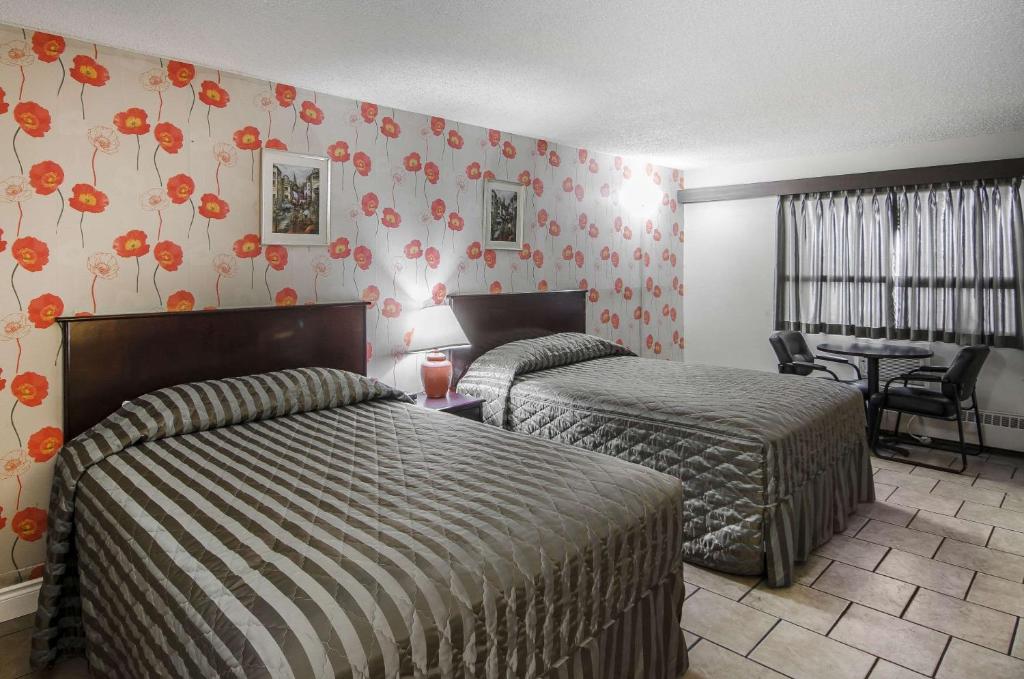 Econo Lodge Lloydminster - Queen Room With Two Queen Beds
