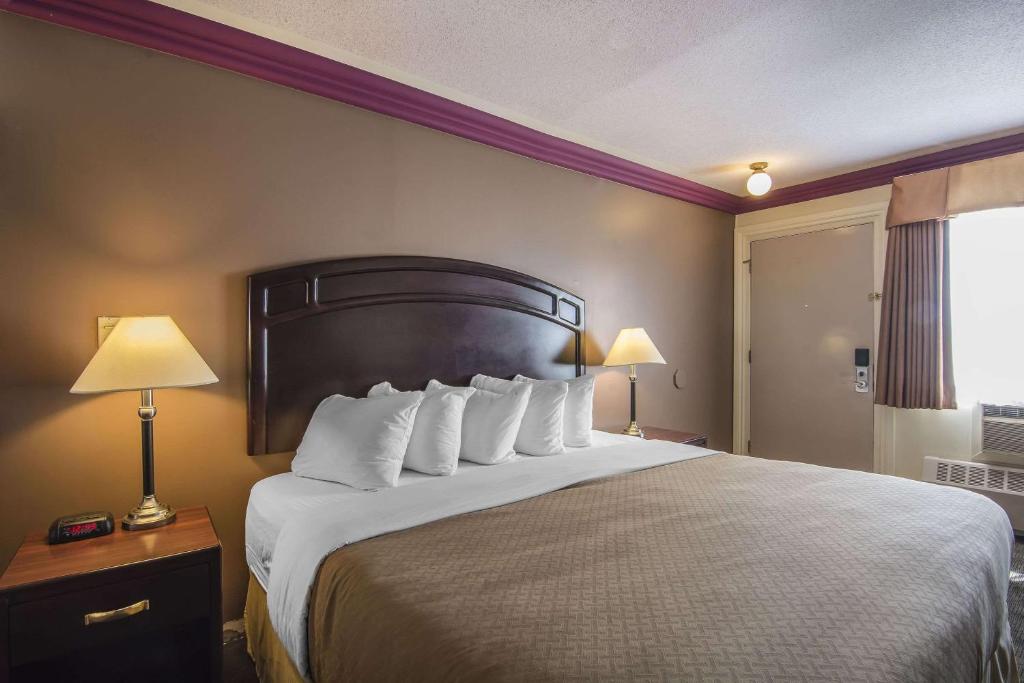 Postel nebo postele na pokoji v ubytování Quality Inn & Suites High Level