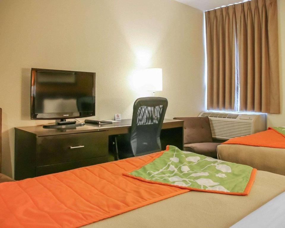 TV a/nebo společenská místnost v ubytování Econo Lodge