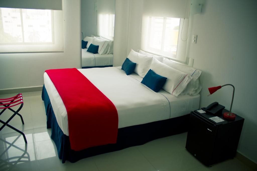 Postel nebo postele na pokoji v ubytování Zalmedina Hotel