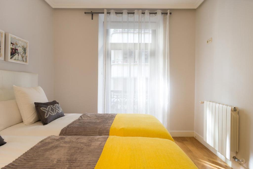 A bed or beds in a room at Sausalito - Iberorent Apartments