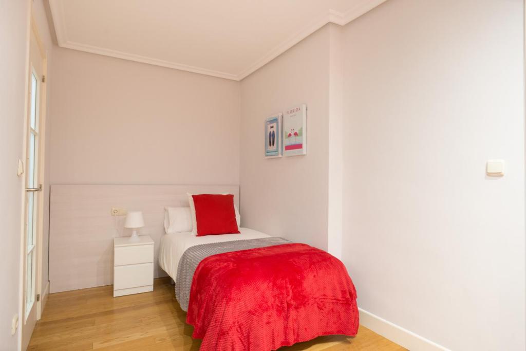 A bed or beds in a room at Sausalito - Iberorent Apartments