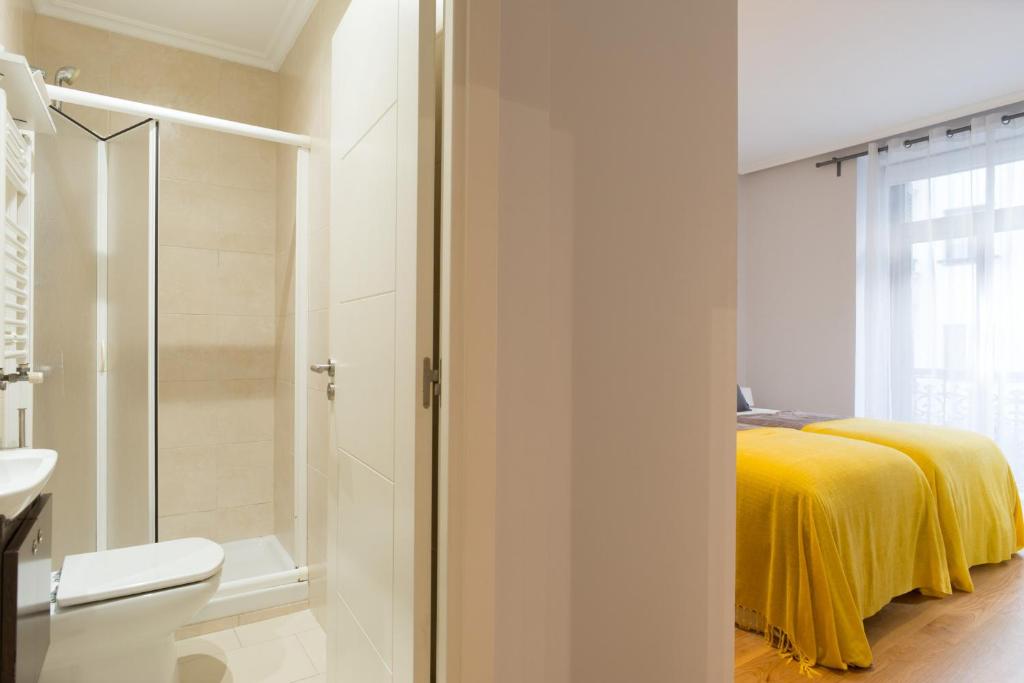 A bathroom at Sausalito - Iberorent Apartments