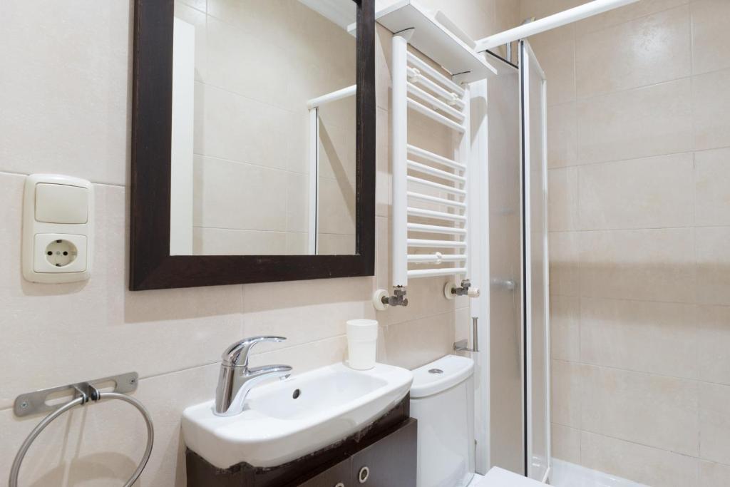 A bathroom at Sausalito - Iberorent Apartments