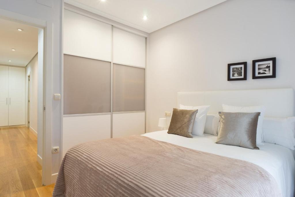 A bed or beds in a room at Sausalito - Iberorent Apartments