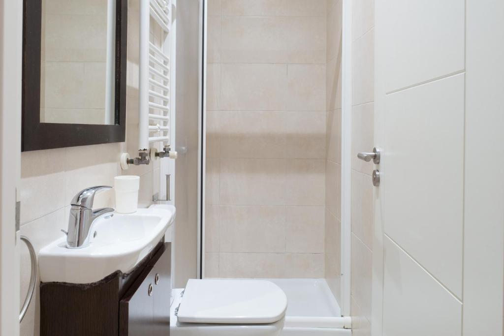 A bathroom at Sausalito - Iberorent Apartments