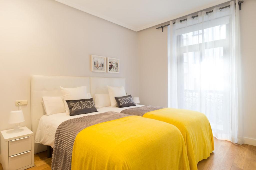 A bed or beds in a room at Sausalito - Iberorent Apartments